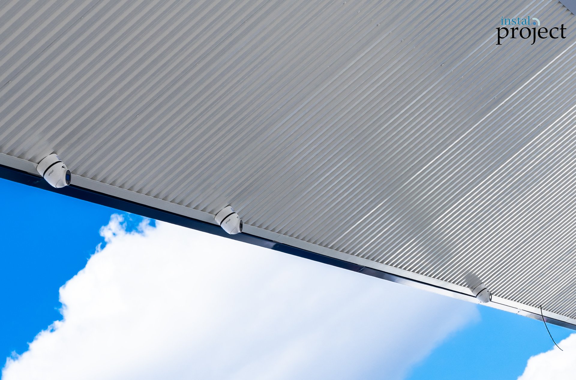 Kamera CCTV zamontowana pod zadaszeniem stacji paliw E.Leclerc w Toruniu