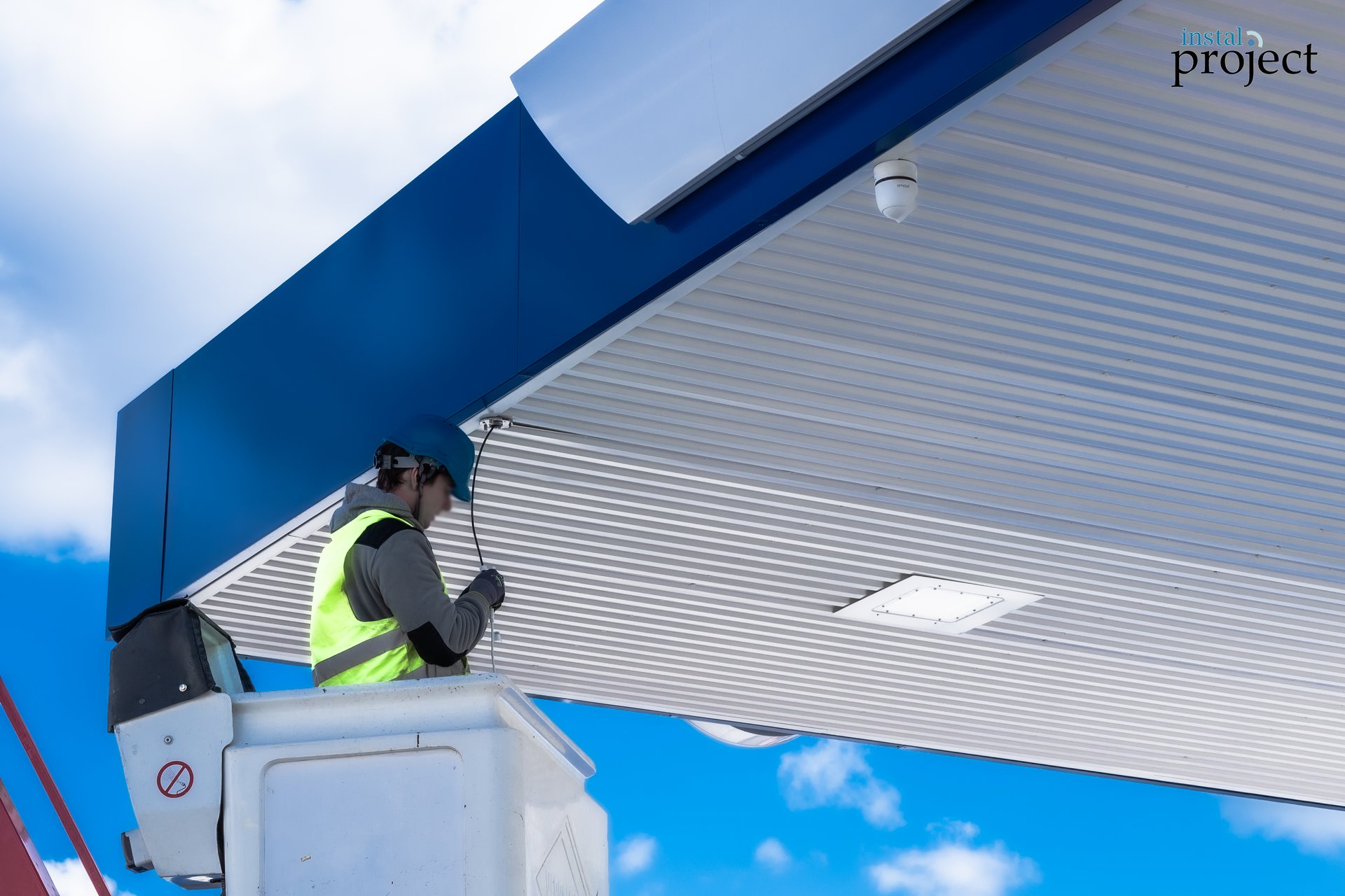 Specjalista Instal Project podczas montażu kamery CCTV na stacji paliw