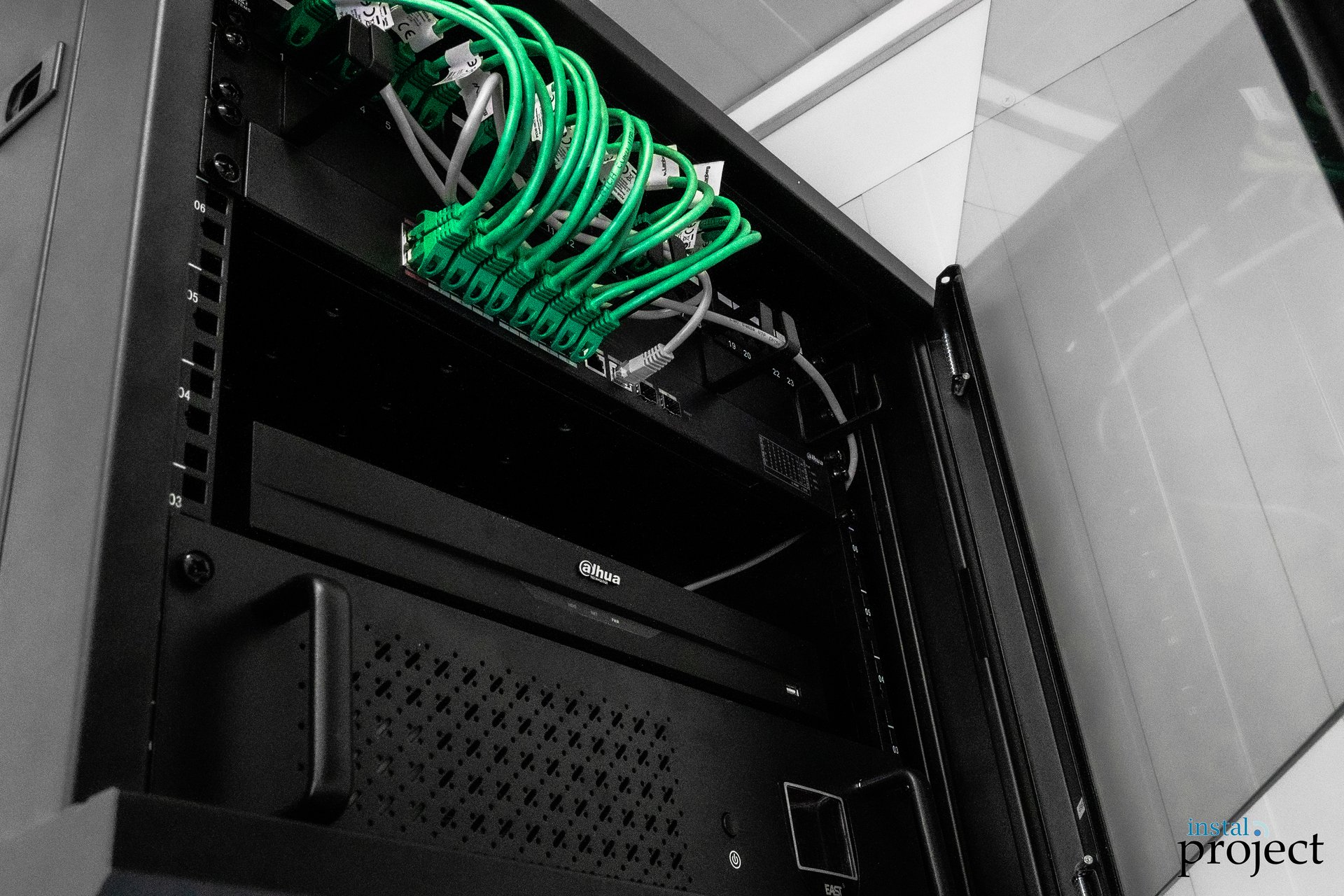 Szafa rack z infrastrukturą sieciową i rejestratorem NVR — instalacja Instal Project
